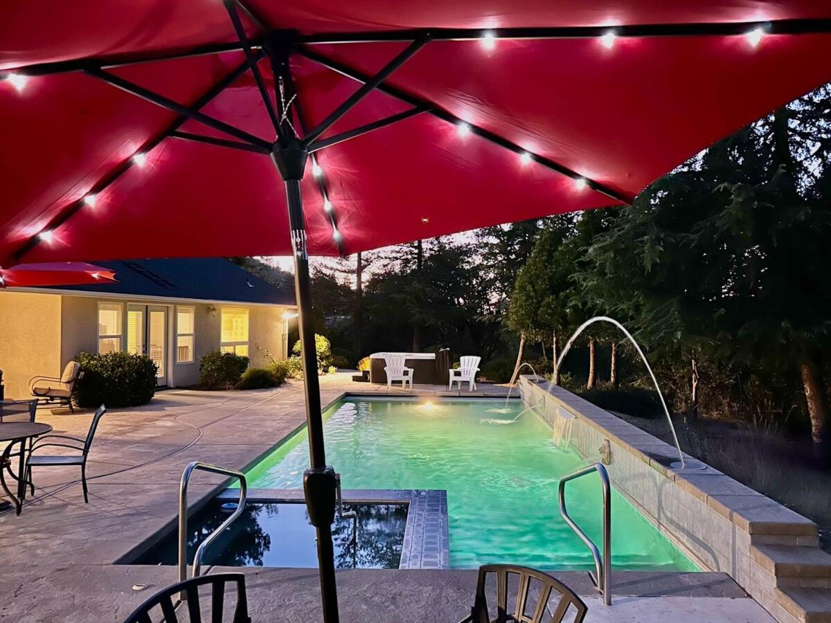 Scenic Mountain Views W Heated Pool, Game Room, And Hottubs