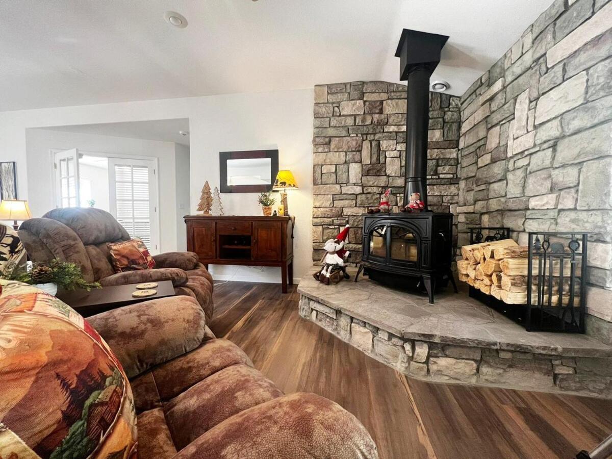 Scenic Mountain Views W Heated Pool, Game Room, And Hottubs